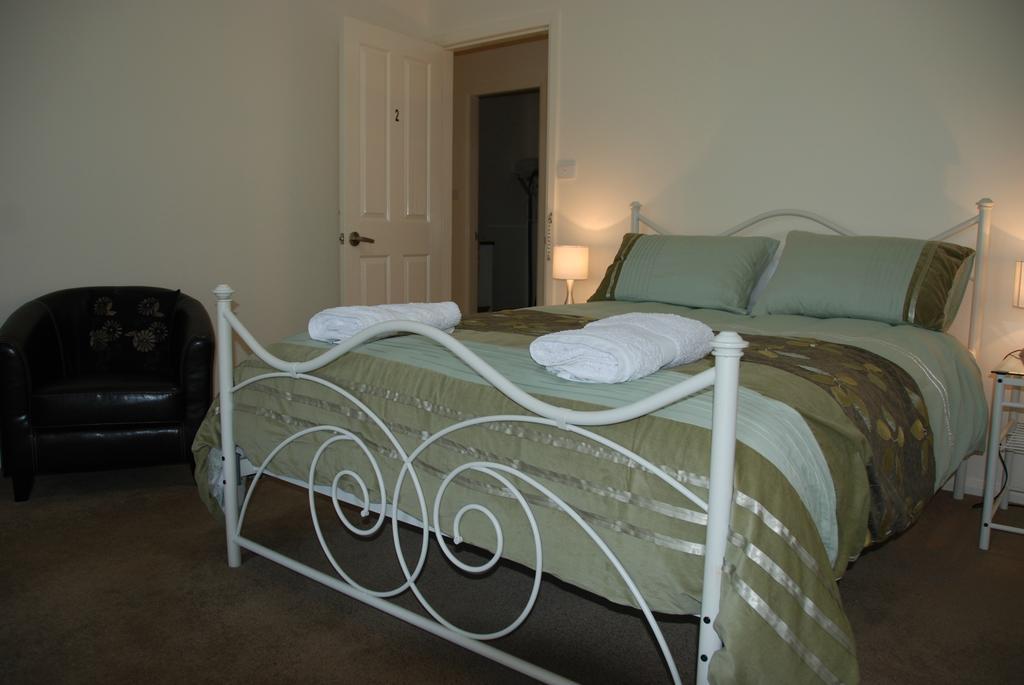 Gloucester On Avon Bed And Breakfast Room photo